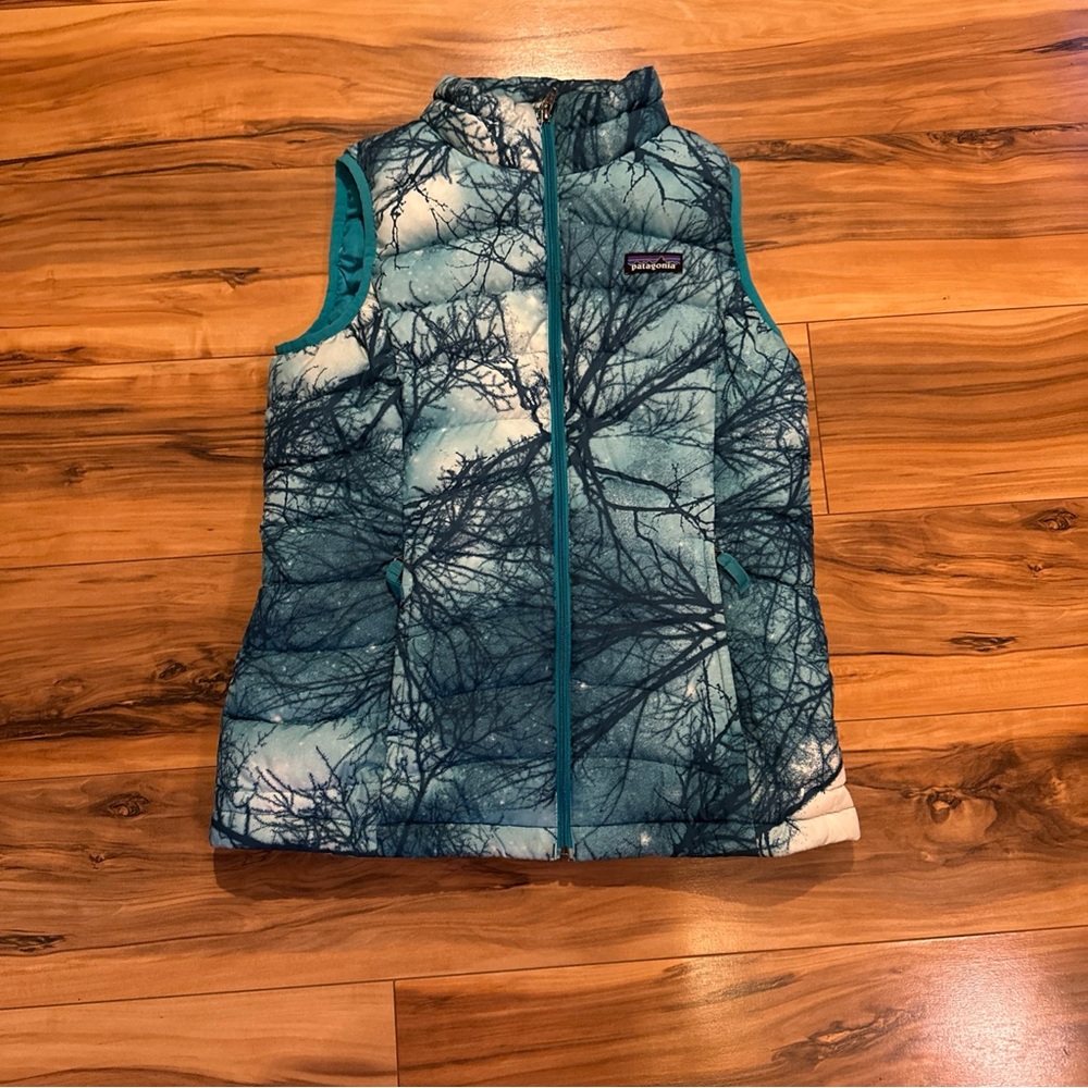 Patagonia Girls Duckdown Filled Puffer Vest Size L (12) Tree Pattern Blue